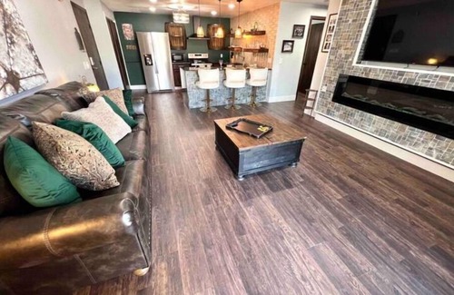 Appleton Apartment | Appleton Speakeasy for VIP w/garage/laundry