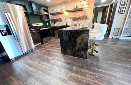 Appleton Apartment | Appleton Speakeasy for VIP w/garage/laundry