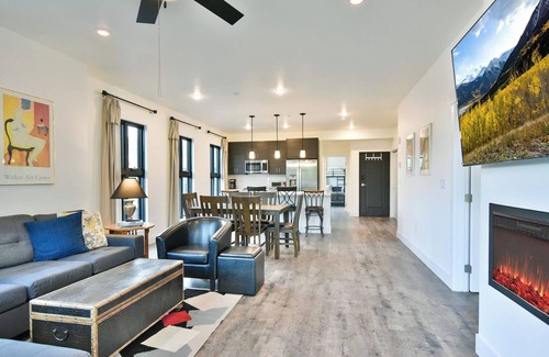 Silverthorne Condo | Après Shores Penthouse: Upscale Riverfront Retreat, Wrap-Around Balcony