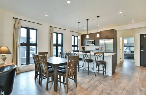 Silverthorne Condo | Après Shores Penthouse: Upscale Riverfront Retreat, Wrap-Around Balcony