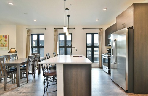 Silverthorne Condo | Après Shores Penthouse: Upscale Riverfront Retreat, Wrap-Around Balcony