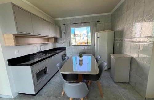 Canto Grande Apartment | Aprecie Mariscal Nesta Hospedagem a 150 M do Mar - V4