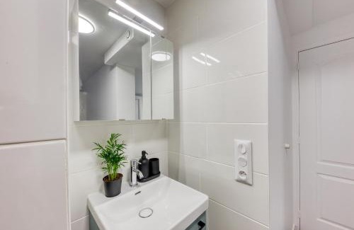 Livry-Gargan Apartment | Apt near Paris & CDG & Expo & SDF & Disney