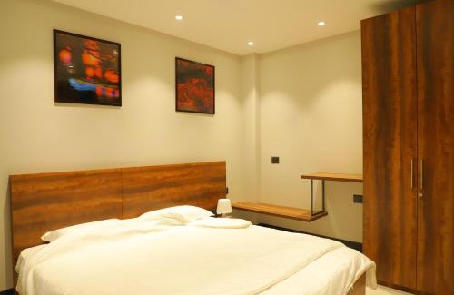 Lajpat Nagar Apartment | Apt# ONE-FOUR-TWO - with Lift - High Speed Wifi - Smart TV