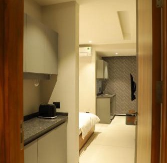 Lajpat Nagar Apartment | Apt# ONE-FOUR-TWO - with Lift - High Speed Wifi - Smart TV