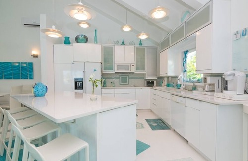 Jimmy Hill Villa | Aqua Dreams, Htd Priv Salt Pool, At Beach, Guest hse, 4 Kng BRs for 12, Lg Spa!