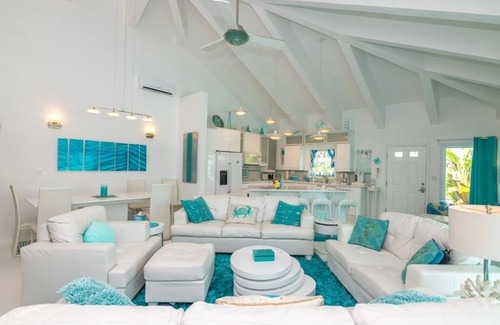 Jimmy Hill Villa | Aqua Dreams, Htd Priv Salt Pool, At Beach, Guest hse, 4 Kng BRs for 12, Lg Spa!