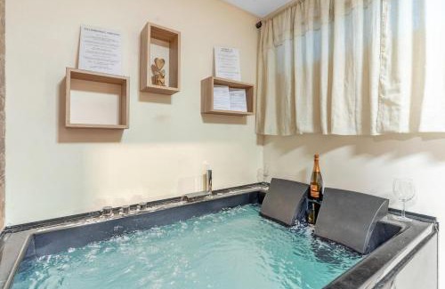 Soiano del Lago Apartment | AquaLuxe with Jacuzzi, Hammam Bath and swimming pool