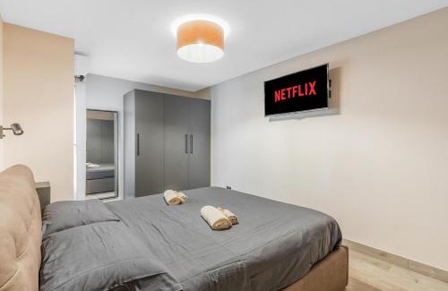 Soiano del Lago Apartment | AquaLuxe with Jacuzzi, Hammam Bath and swimming pool