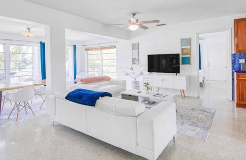 Central Fort Lauderdale House | Aquapeace by The Gold Nests