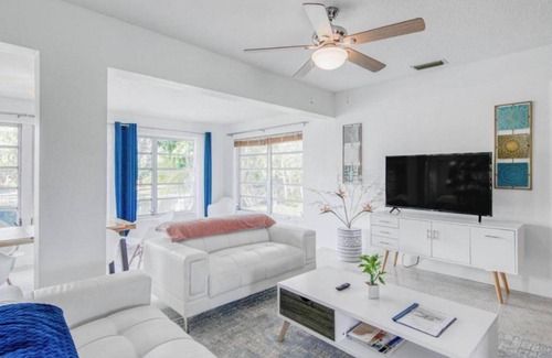 Central Fort Lauderdale House | Aquapeace by The Gold Nests