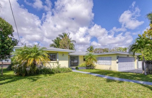 Central Fort Lauderdale House | Aquapeace by The Gold Nests