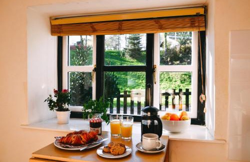 Llanvair Kilgeddin House | Aqueduct Cottage