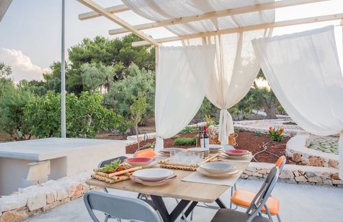 Ceglie Messapica House | arabesque trulli, 3 cones of which 2 communicating for a total of 5 beds