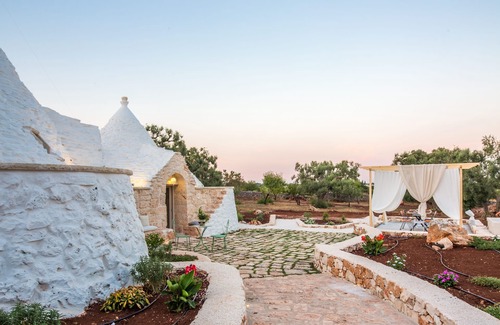 Ceglie Messapica House | arabesque trulli, 3 cones of which 2 communicating for a total of 5 beds
