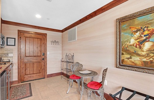 Johnson City Hotel | Arc de Texas - Napoleon Suite I Pools, fishing, ATV on an expansive 2001 acres