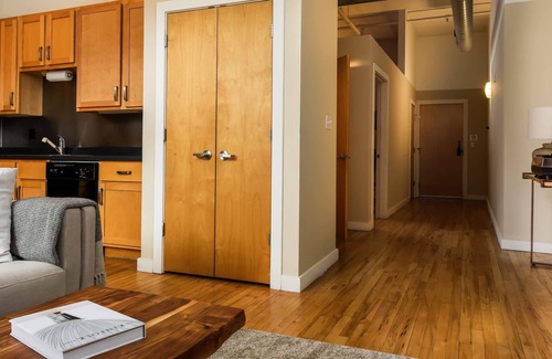 Downtown St. Louis Apartment | Arch, Dome, Dtown | Artsy Loft + Rooftop | Zencity