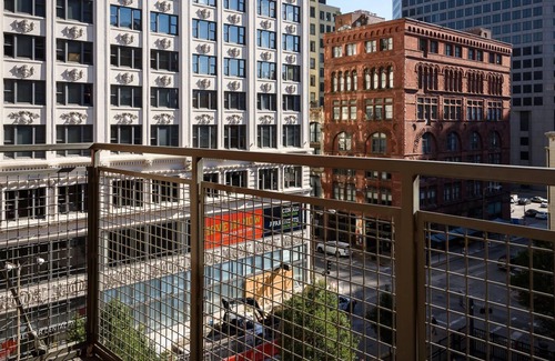 Downtown St. Louis Apartment | Arch, Dome, Dtown | Easy Train + Rooftop | Zencity