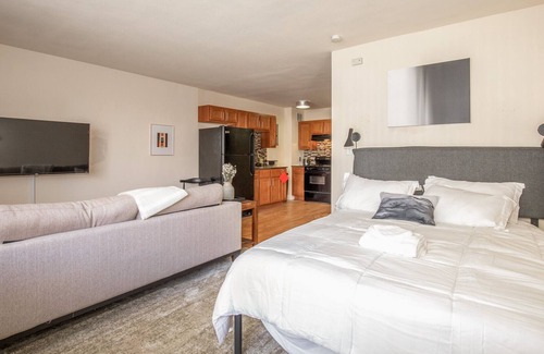 Downtown West Apartment | Arch, Dome, Dtown | Free Parking + Rooftop | Zencity