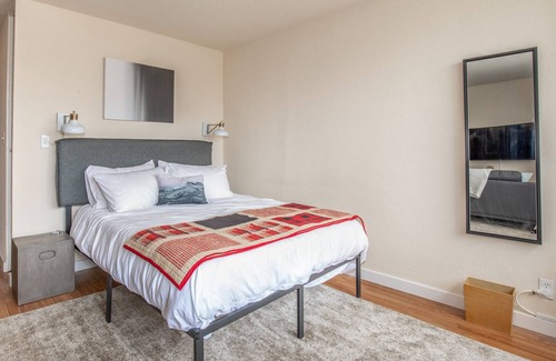 Downtown West Apartment | Arch, Dome, Dtown | Free Parking + Rooftop | Zencity