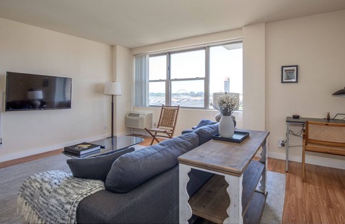 Downtown West Apartment | Arch, Dome, Dtown | Free Parking + Rooftop | Zencity