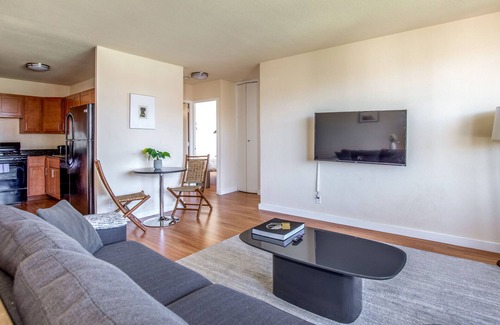 Downtown West Apartment | Arch, Dome, Dtown | Free Parking + Rooftop | Zencity