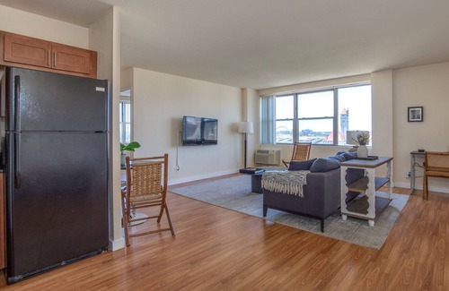 Downtown West Apartment | Arch, Dome, Dtown | Free Parking + Rooftop | Zencity