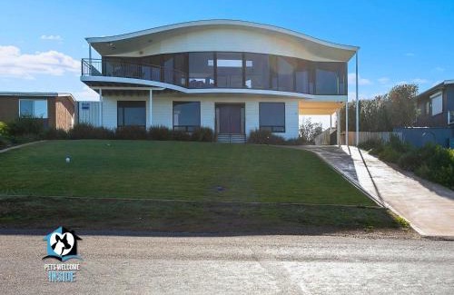 Goolwa Beach House | Architect Designed Beach House with Sweeping Views