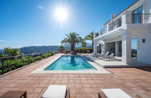 Istan Villa | Architect designed villa with amazing views - 10 minutes to Puente Romano resort