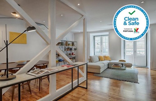 Misericordia Apartment | Architectural Gem in Bica