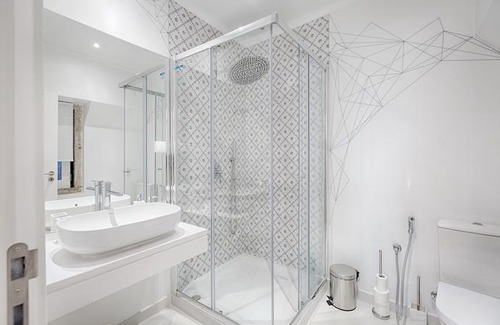 Misericordia Apartment | Architectural Gem in Bica