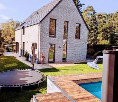 Buchholz in der Nordheide House | Architektenhaus mit Spielplatz, Sauna & Pool am Wald nahe Hamburg