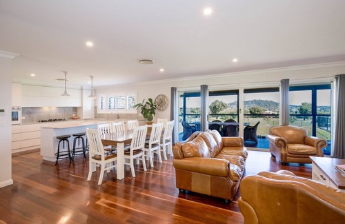 Moore Creek House | Ardington - 4-Bed Pet-Friendly with Pool