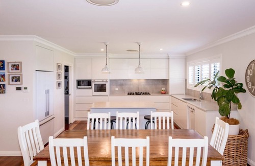 Moore Creek House | Ardington - 4-Bed Pet-Friendly with Pool