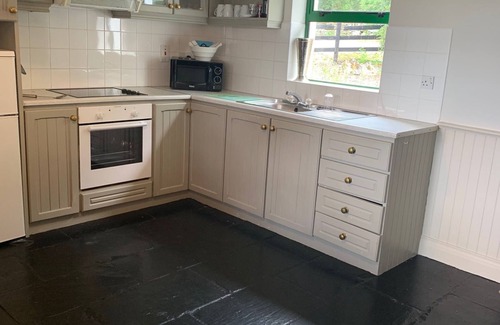 Ballylickey Cottage | Ardnagashel Est No 5 - a two story that sleeps 4 guests in 2 bedrooms