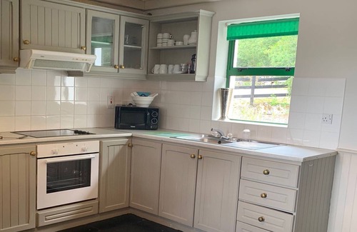 Ballylickey Cottage | Ardnagashel Est No 5 - a two story that sleeps 4 guests in 2 bedrooms