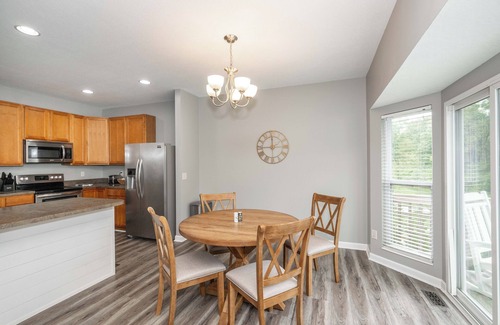 Walton House | Ark & Creation Retreat – Spacious Home for 12 w/Short Drive to Attractions!