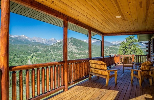 Windcliff Estates House | Armstrong Luxury Log Vacation At Windcliff 4 Bedroom Home by RedAwning