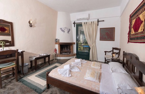 Malevizi Hotel | Arolithos Traditional Cretan Village