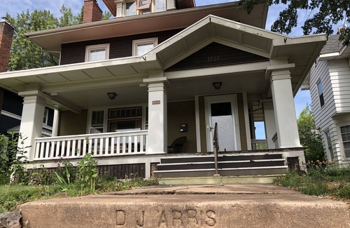 Superior House | Arris House - Historic elegance. Modern conveniences. Chair Lift for Mobility.