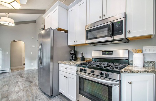 Bristol Cottage | Arrowhead Riverfront- 30 Min to ND Stadium