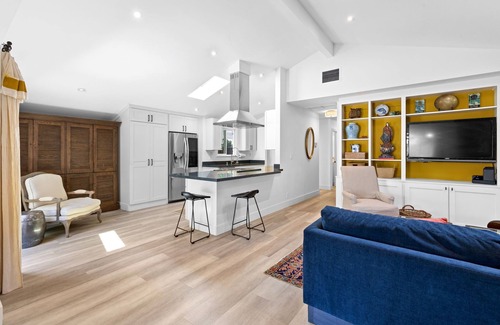 Browns Valley House | Art collector's sophisticated home