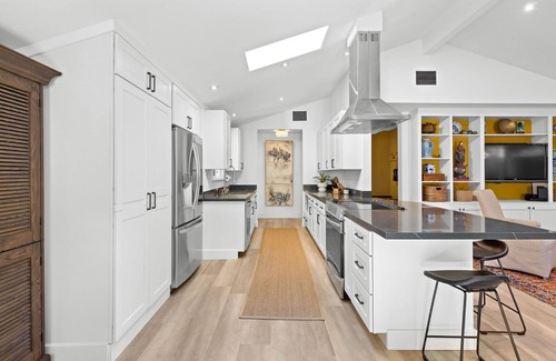 Browns Valley House | Art collector's sophisticated home