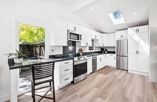 Browns Valley House | Art Collector's Sophisticated Guest House