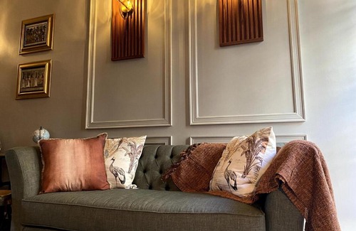 Cape Town City Centre Apartment | Art Deco gem with view of Table Mountain