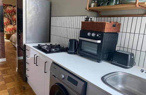 Cape Town City Centre Apartment | Art Deco gem with view of Table Mountain