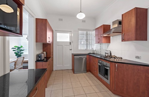 Clayfield Apartment | Art Deco in Ascot! ~ 2Bed/1Bath/1Car