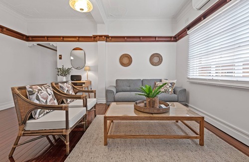 Clayfield Apartment | Art Deco in Ascot! ~ 2Bed/1Bath/1Car