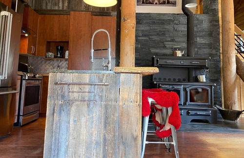 Lantier House | Artemis Log Cabin with Spa & Mountain View