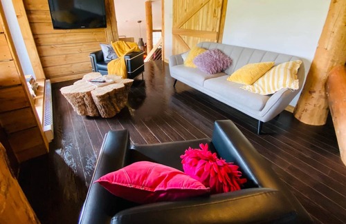 Lantier House | Artemis Log Cabin with Spa & Mountain View